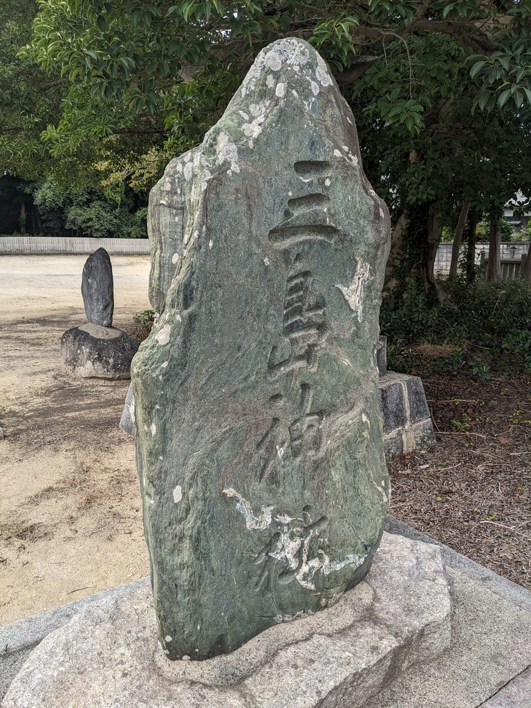 矢田三島神社の鳥居と参道(今治市矢田)