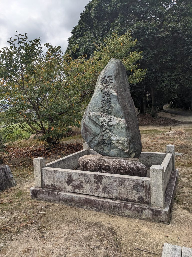 矢田三島神社の社殿と境内の様子