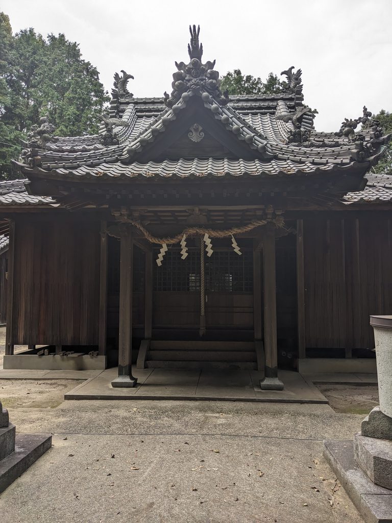 矢田三島神社の参道と周辺の自然