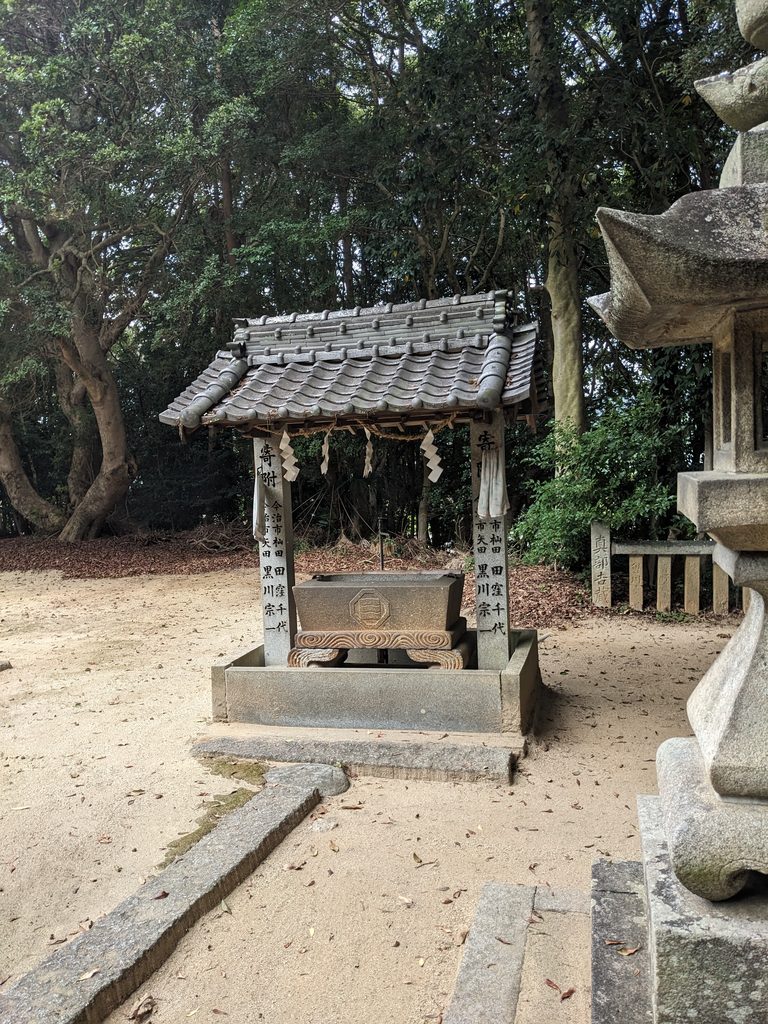 矢田三島神社の境内細部・石灯籠や注連縄
