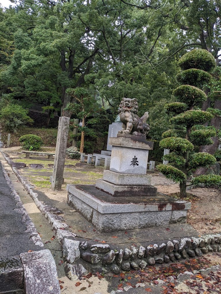 三島神社（登畑）の鳥居と石段の参道