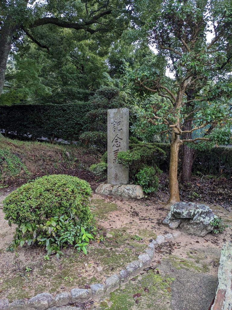 三島神社（登畑）社殿の近景と参拝の様子
