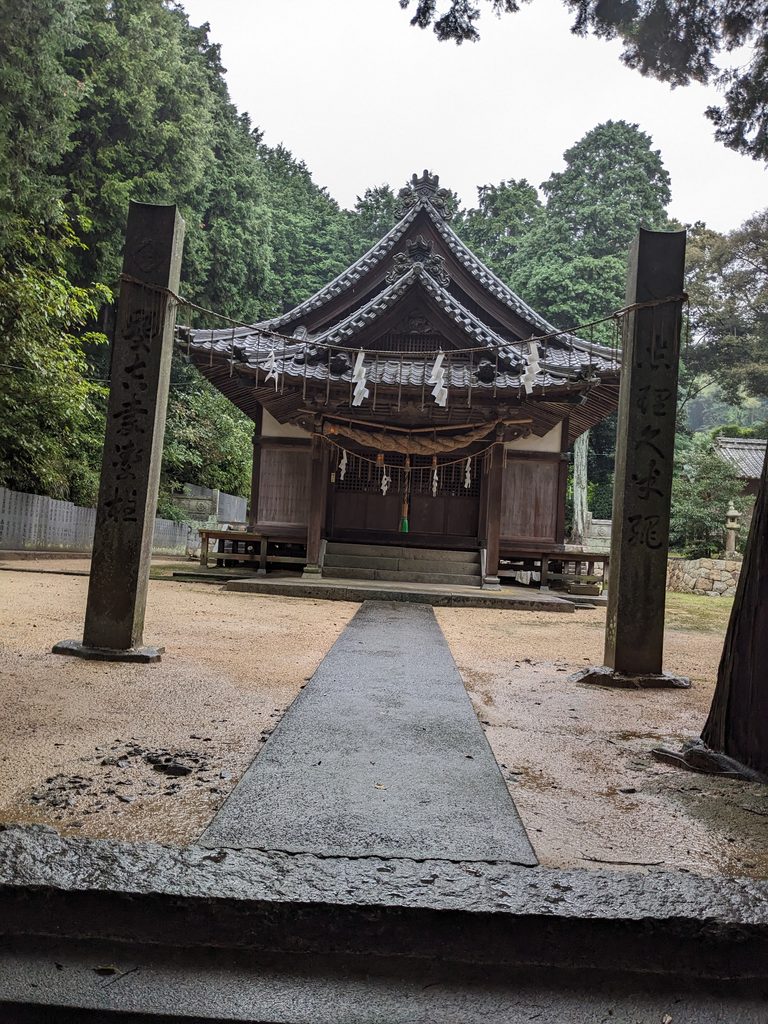 三島神社（登畑）の石灯籠と狛犬