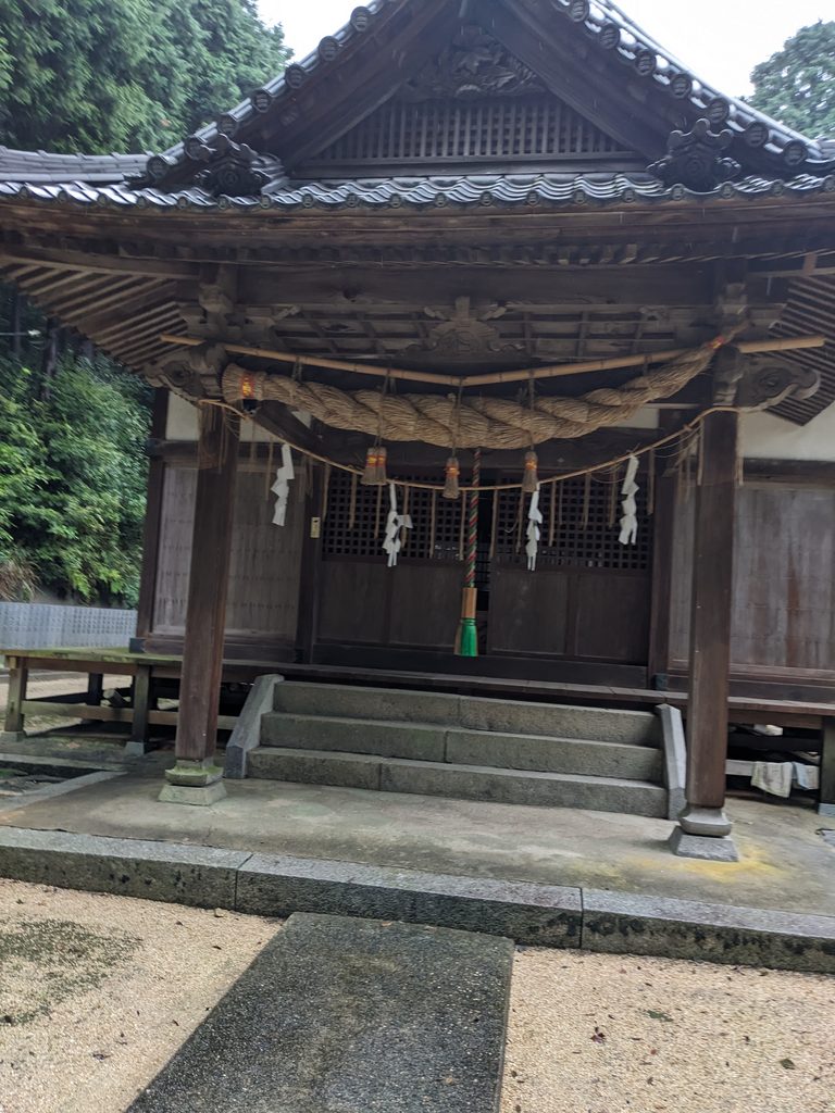 三島神社（登畑）の手水舎と境内の木々