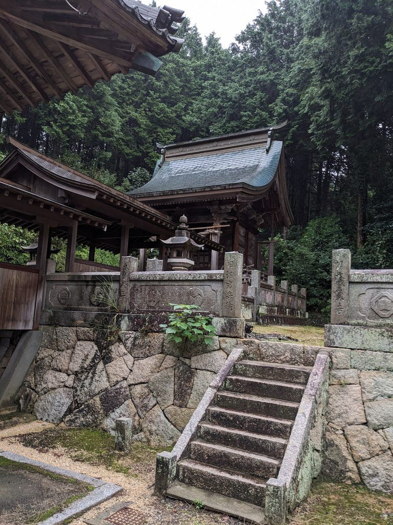 三島神社（登畑）の鳥居を振り返る