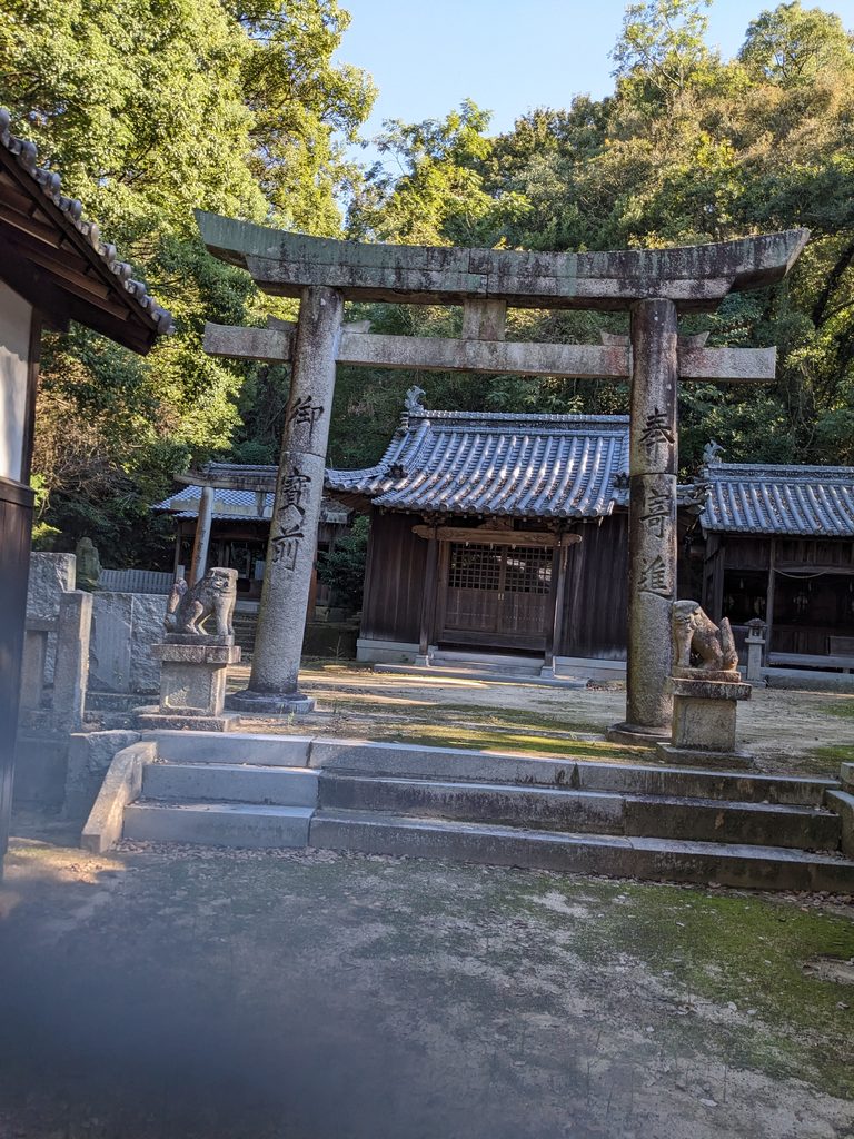 真名井神社の石鳥居と一対の狛犬、奥に続く社殿