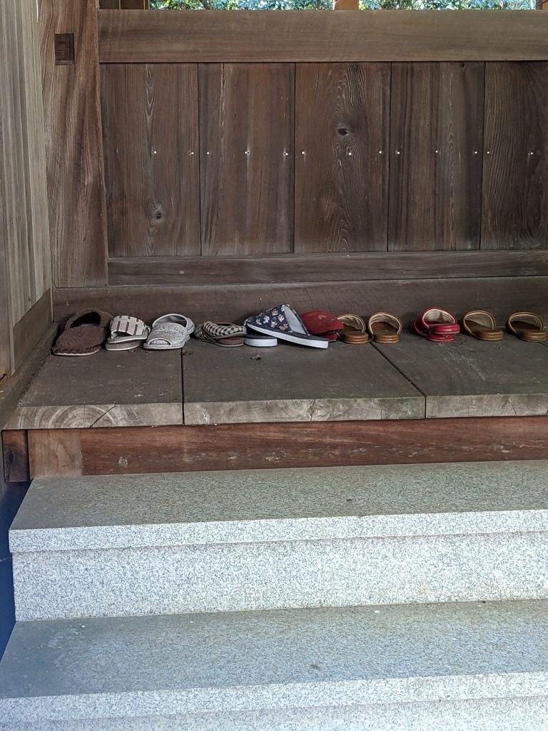 真名井神社の社殿の上がり口と木製の建具