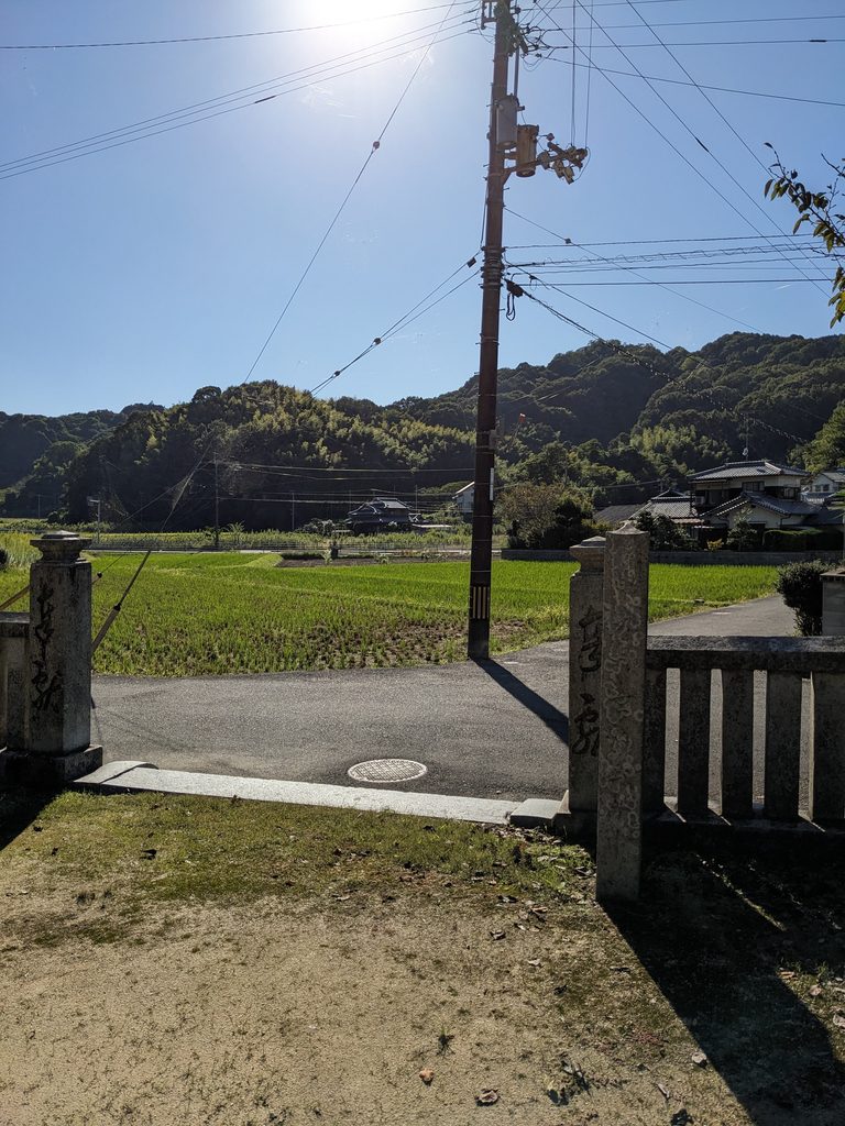 真名井神社の境内入口から望む杣田の田畑と住宅、遠くの山並み