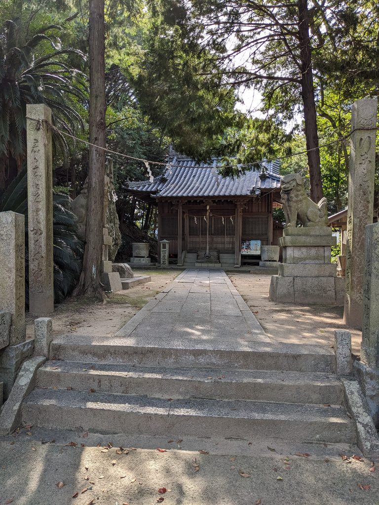 三嶋神社・上徳の石柱と石段、狛犬の奥に見える瓦葺きの社殿