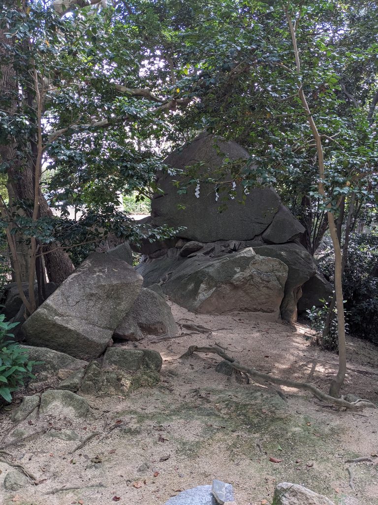三嶋神社・上徳の木立の中で注連縄と紙垂を掛けられた大きな自然石