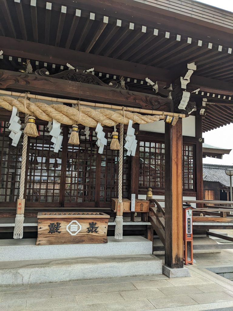 今治市祇園町の鳥生三嶋神社・祇園神社の拝殿正面と注連縄・賽銭箱の様子