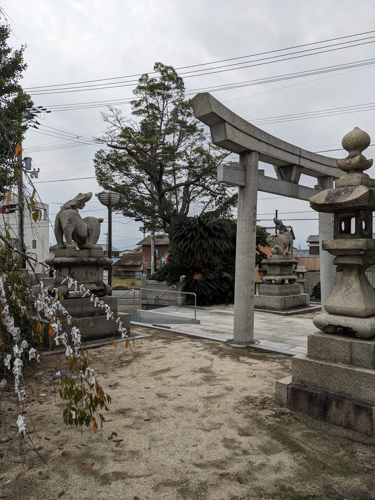 鳥生の三嶋神社・祇園神社の境内から入口の石鳥居と狛犬、石灯籠を見渡した風景