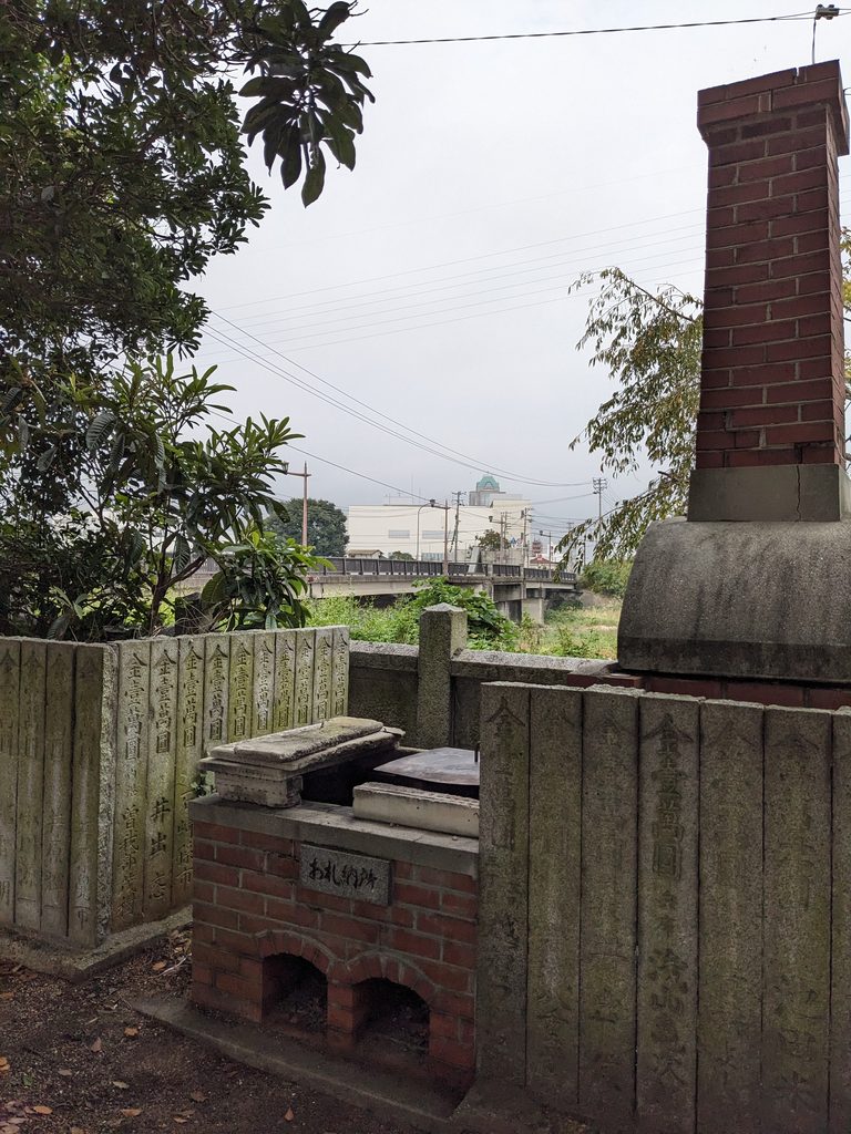 三嶋神社・祇園神社の境内にある赤レンガ造りのお札納所（焼却炉）と奉納玉垣